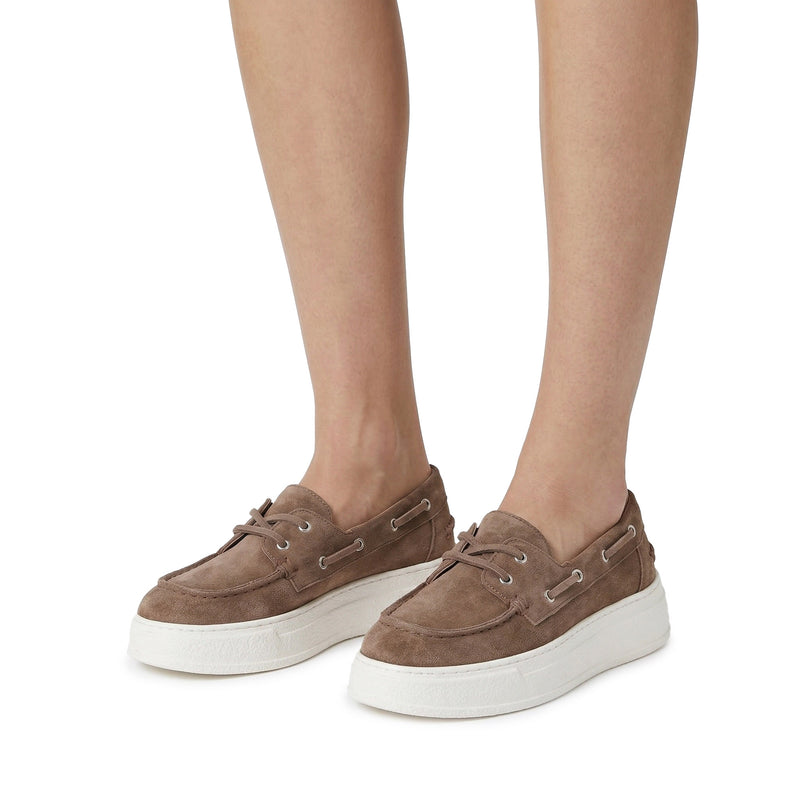 Schuhe aus Veloursleder