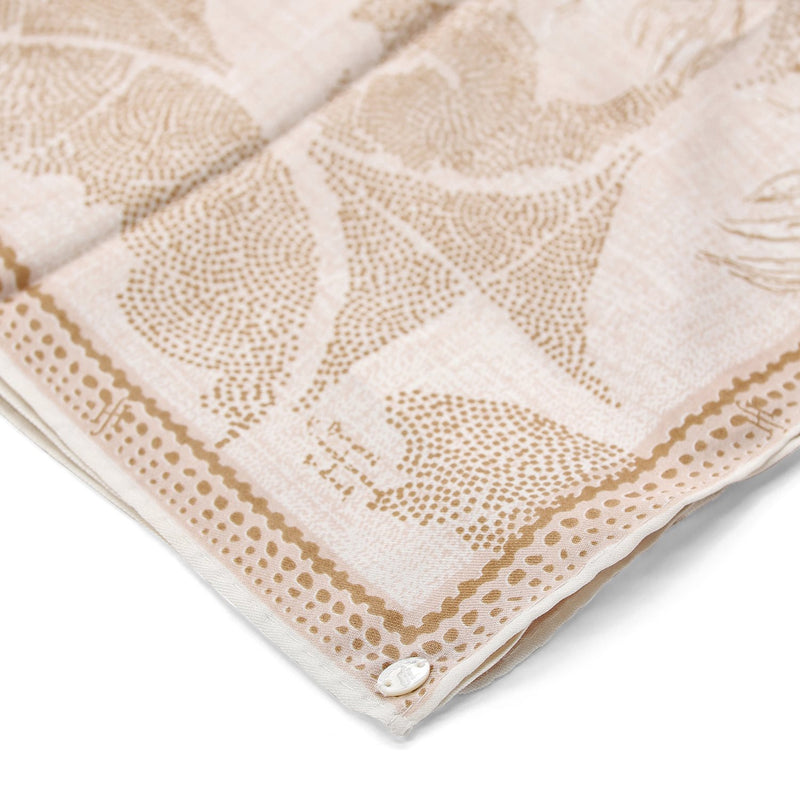 Tuch aus Seide . / Beige