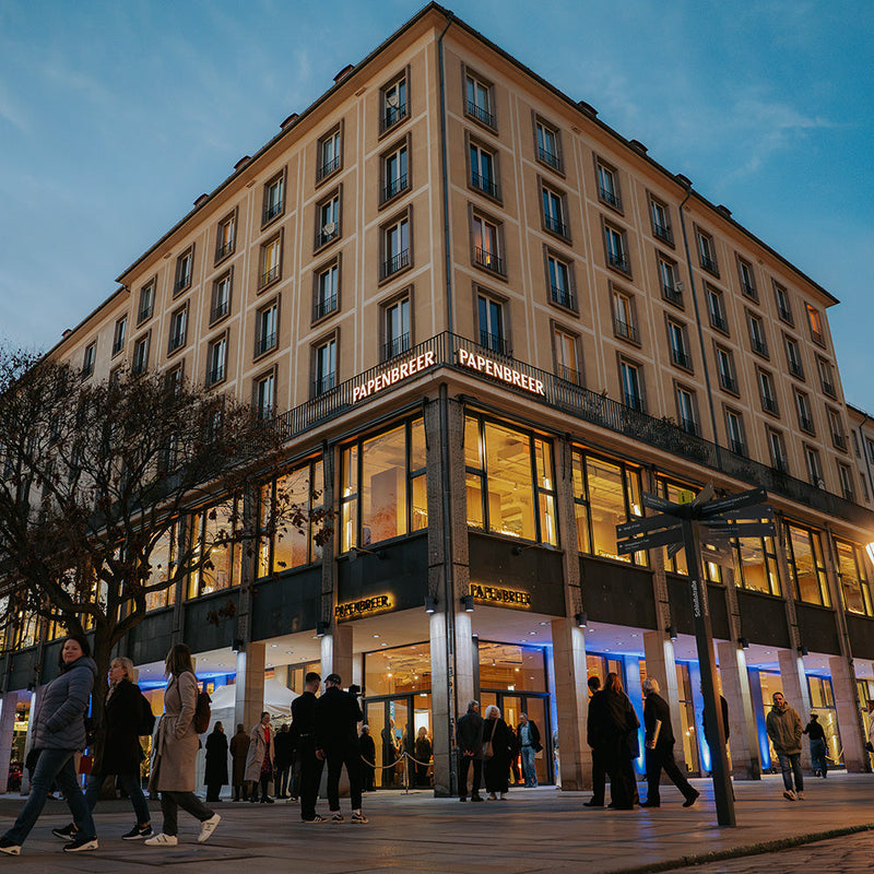 Außenansicht des Papenbreer Modehauses in Dresden während des Eröffnungsevents