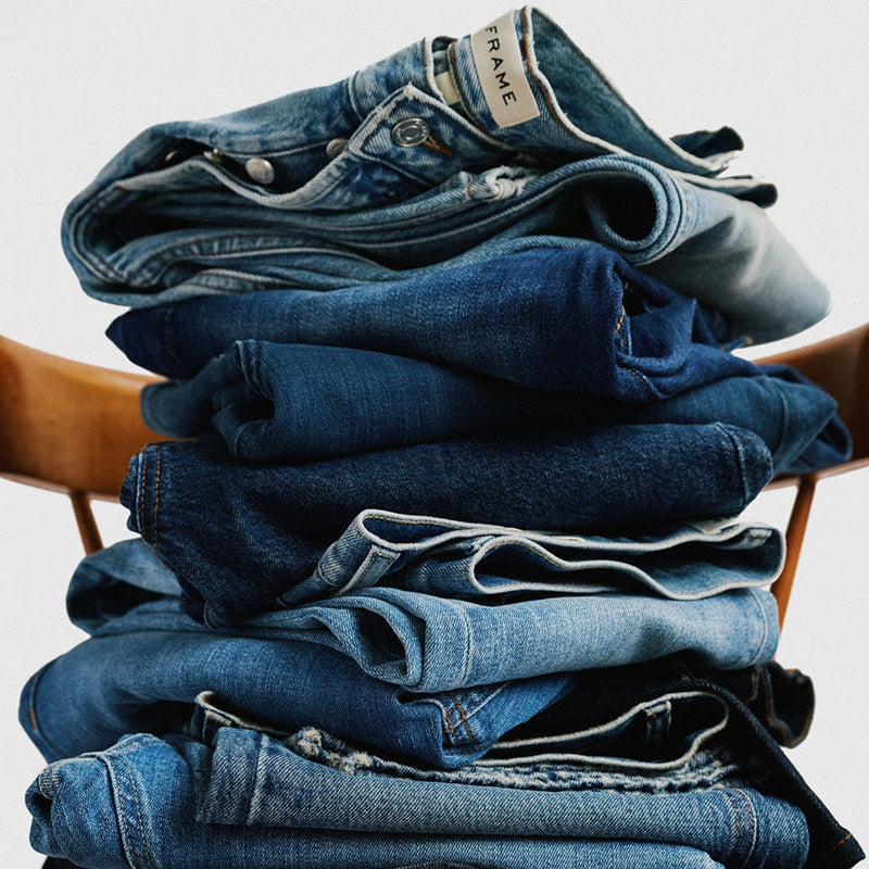 Mehrere unterschiedliche Jeans übereinander gestapelt