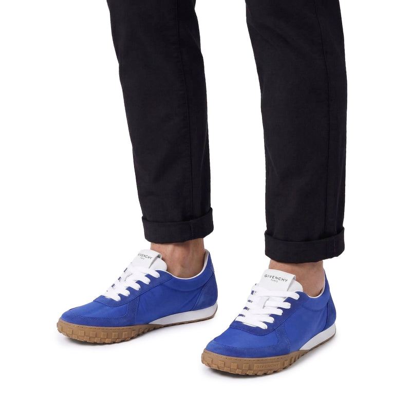 Sneaker aus Material-Mix