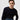 Männliches Model präsentiert einen dunkelblauen, fein strukturierten Strickpullover von Missoni mit dezentem Glanz, lässig kombiniert mit einer blauen Jeans und einem dunklen Ledergürtel vor hellem Hintergrund.